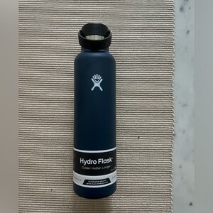 NWT 24oz. hydro flask with straw cap